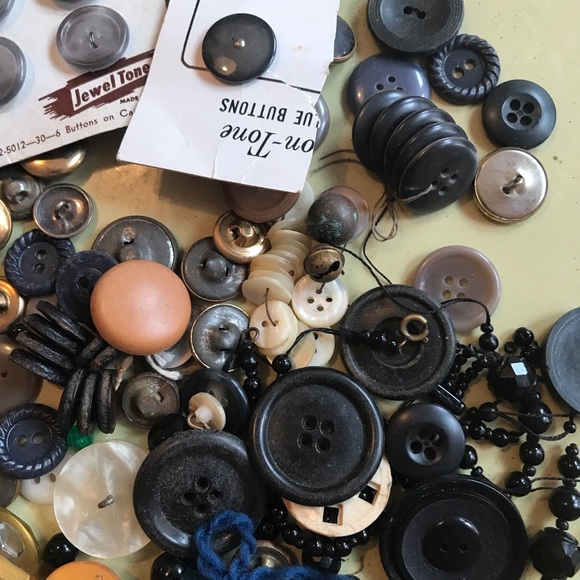 Huge Lot Of Vintage Buttons ~ Brass, Wood, Mother Of Pearl Etc. - Picture 7 of 9